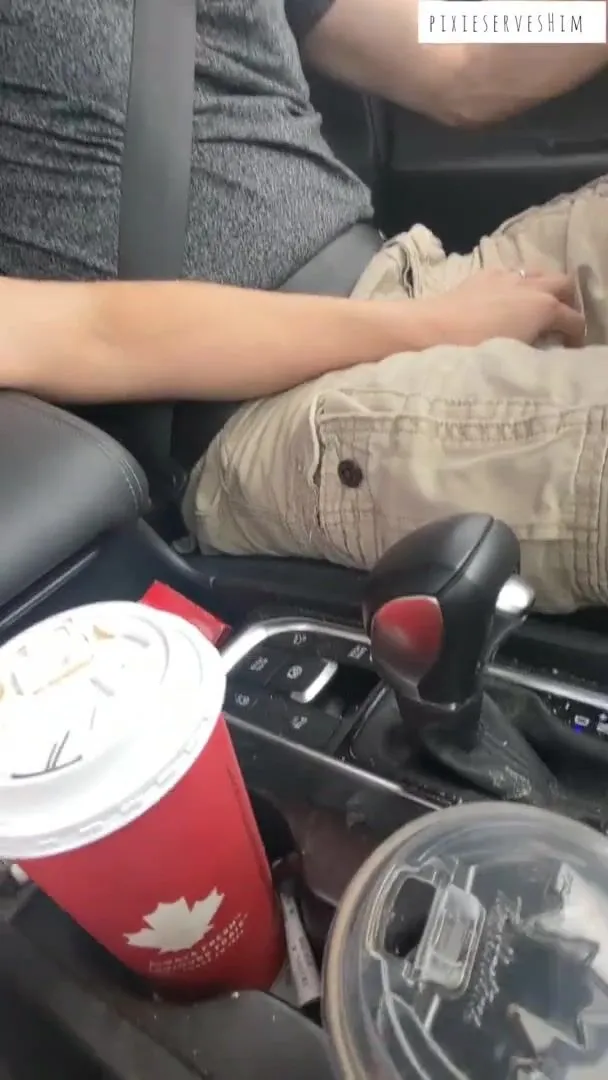 dude pulls over n gets sloppy head from his nerdy ass girl