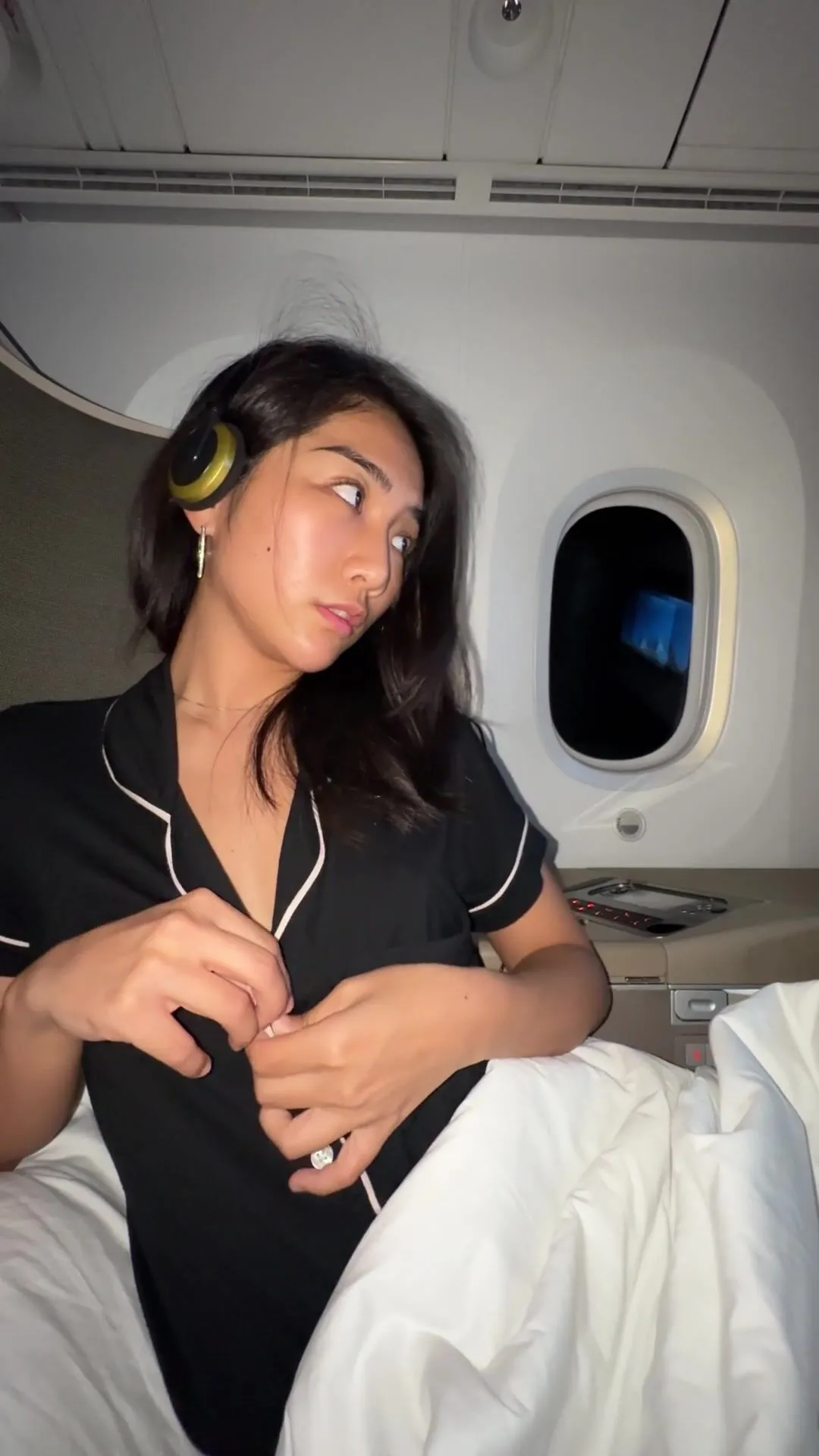 She Slips Her Hand Under the Blanket and Starts Fingering Herself in Business Class